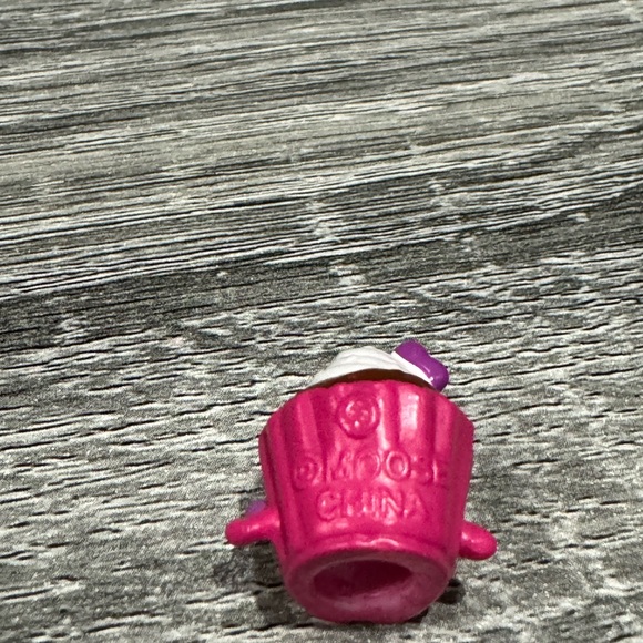Shopkins | Food Fair Exclusive: Red Velvet Cupcake (CCQ_2) - Mini Figure - Picture 7 of 9